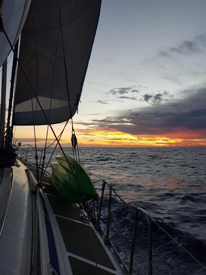 2 Nuits Insolites & 1 Excursion Voile A Bord Du Voilier Mori Ora Moorea Eksteriør bilde